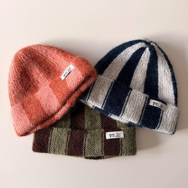 Mr Wolf wide stripe hat 3-9y